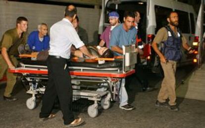 Unos enfermeros trasladan a un herido al hospital Tel Hashomer.