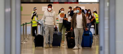 Primeros pasajeros llegados de París al aeropuerto Adolfo Suarez Madrid Barajas tras la apertura de sus fronteras con la UE y la zona Schengen.