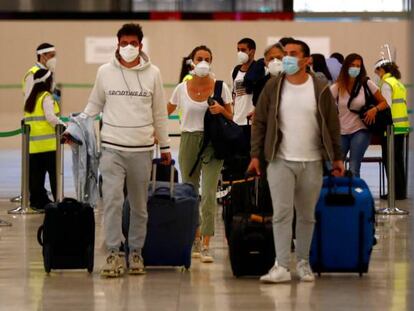 Primeros pasajeros llegados de París al aeropuerto Adolfo Suarez Madrid Barajas tras la apertura de sus fronteras con la UE y la zona Schengen.