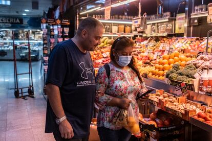 Celia y Jesús adquieren una bolsa de naranjas a través de la aplicación móvil.