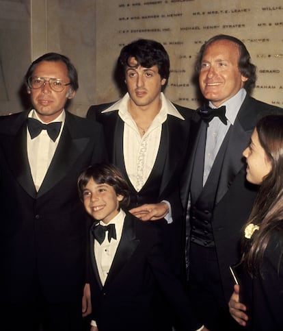 Sylvester Stallone y los productores de 'Rocky"' en la 49 gala de los Oscar, cuando ganó el Oscar a mejor película.