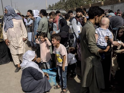 Afganos en las inmediaciones del aeropuerto de Kabul.
