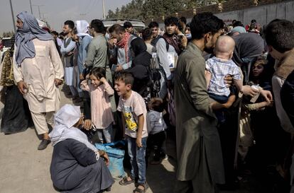 Afganos en las inmediaciones del aeropuerto de Kabul.