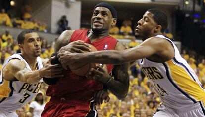 LeBron entra a canasta.