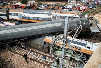 Escena del accidente del tren descarrilado.