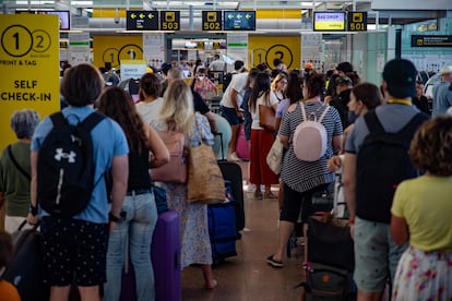 Colas en los mostradores de facturación de Vueling en la Terminal T1 del aeropuerto de El Prat.