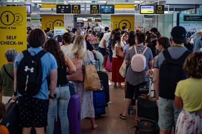 Colas en mostradores de facturación de la Termina T1 del aeropuerto de El Prat. 