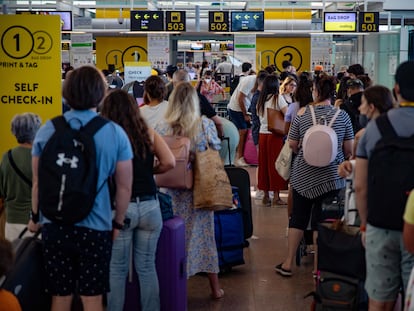 Colas en los mostradores de facturación de Vueling en la Terminal T1 del aeropuerto de El Prat.