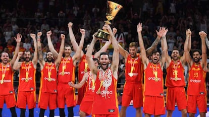 Los jugadores de la selección española de baloncesto, tras lograr el título.