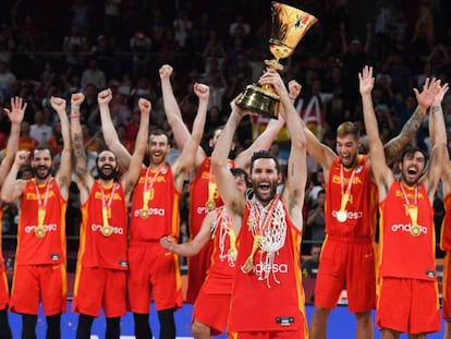 Los jugadores de la selección española de baloncesto, tras lograr el título.