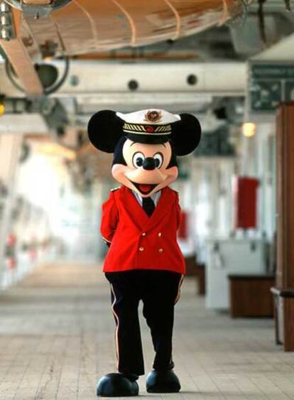 Mickey Mouse, dando la bienvenida a los pasajeros de un crucero por el Caribe.