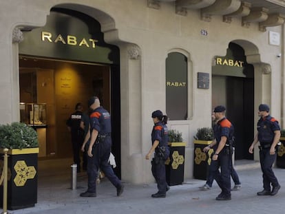 Agentes entrando en la joyer&iacute;a Rabat.