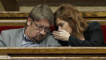 Xavier Domènech amb Elisenda Alamany, al Parlament.