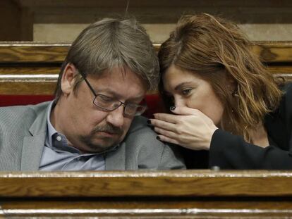 Xavier Domènech amb Elisenda Alamany, al Parlament.