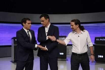No es una coreografía es la escenificación del cambio político. De izq. a dcha. Rivera, Sánchez e Iglesias.
