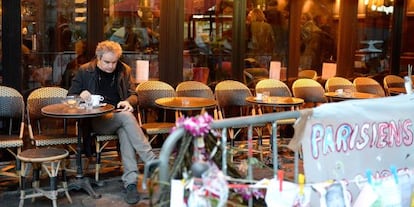 Um cliente do Bonne Bière, Paris, na sexta-feira após sua reabertura.