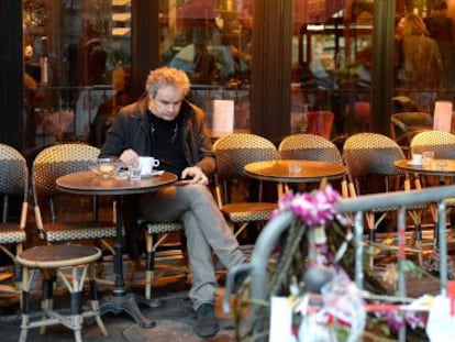 Um cliente do Bonne Bière, Paris, na sexta-feira após sua reabertura.