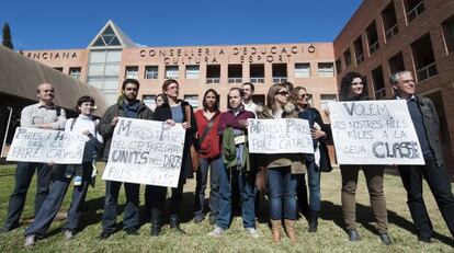 Protesta de padres de alumnos del colegio Pare Català de Valencia ante la Consejería de Educación.
