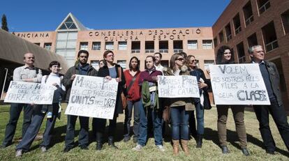 Protesta de padres de alumnos del colegio Pare Catal&agrave; de Valencia ante la Consejer&iacute;a de Educaci&oacute;n.