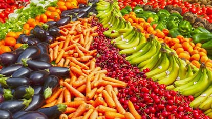 Frutas y verduras en un supermercado.