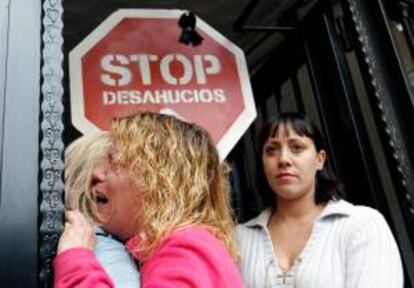 En la imagen, una vecina del barrio de La Torre de Valencia, se abraza a una vecina mientras espera a la comisión judicial con una orden de embargo de su vivienda. EFE/Archivo