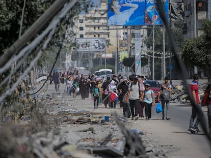 Una imagen de palestinos abandonando Gaza tras la amenaza de Israel.