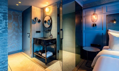 Habitación del hotel The Highlander, en Ámsterdam, donde se intercala el moaré con baldosas de cerámica en los cuartos de baño, con un profundo azul que parece emular la tonalidad del océano.