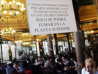 Cafetería del centro de Madrid en enero de 2006, cuando entró en vigor la ley antitabaco.