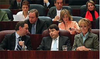 Esperanza Aguirre, a la derecha de la foto, junto a los dos vicepresidentes de su Gobierno, durante el pleno de ayer en la Asamblea de Madrid.