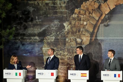 Los jefes de Gobierno Giorgia Meloni, Robert Abela (Italia) y Pedro Sánchez, y el presidente de Francia, Emmanuel Macron, en la Cumbre Euromediterránea celebrada el 11 de octubre en Paphos (Chipre).