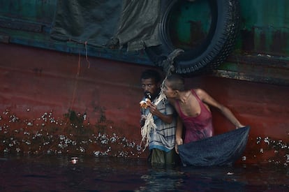 Dos refugiados rohingyas comparten alimentos que han sido lanzados por un helicóptero del ejército tailandés. Una embarcación, con 400 inmigrantes bangladesíes y rohingyas, que se dirigía a Malasia fue encontrada a la deriva en la costa del sur de Tailandia, en el mar de Andamán. Las travesías de las barcazas repletas de refugiados procedentes de Myanmar y Bangladesh hacia el sureste asiático son cada vez más dramáticas.