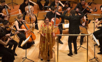 La cantaora Marina Heredia y el director Pablo Heras-Casado (de espaldas) con la Mahler Chamber Orchestra.