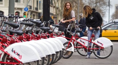 Dos usuarias del Bicing en Gran Via con Paseo de Gracia.