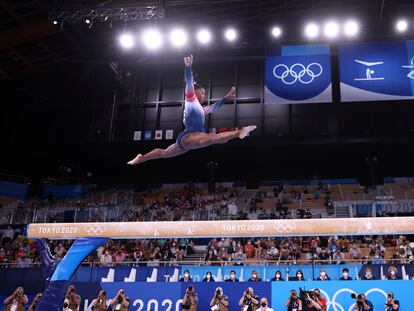 Simone Biles durante a final da trave, a única que disputou em Tóquio 2020.