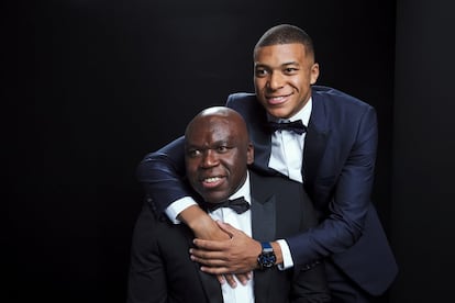 El jugador del Paris Saint-Germain Kylian Mbappe posa con su padre.