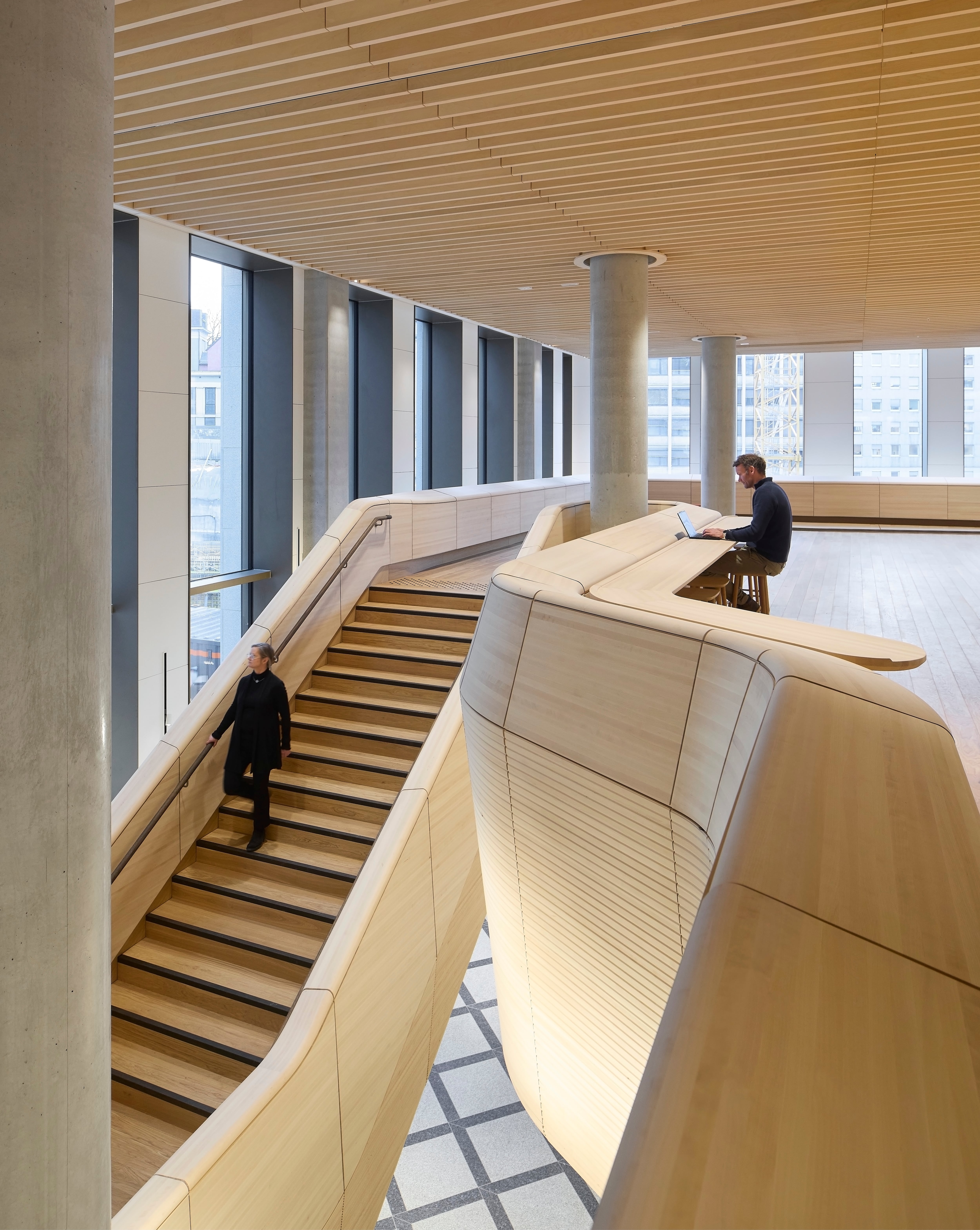 El interior de la sede realizado esencialmente con madera de abedul local.