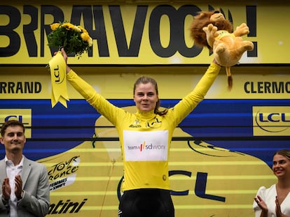 Lotte Kopecky, con el maillot amarillo del Tour tras ganar la primera etapa.