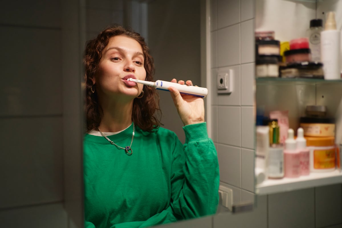 La era del cepillo de dientes sónico: ¿limpia mejor uno eléctrico o uno manual?