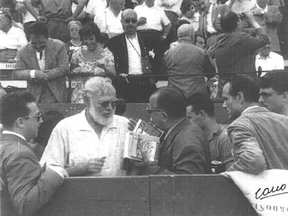 Hemingway firma autógrafos tras la corrida en la plaza de toros de Valencia, 1959.