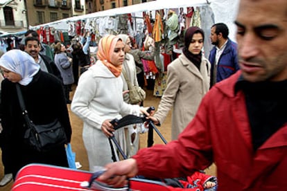 Inmigrantes magrebíes en el mercado de Vic, en Barcelona, dos días después de los atentados del 11-M.