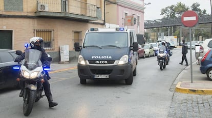 Un furgón de la policía traslada a Manuel Lebrón a los juzgados de Dos Hermanas, este jueves.