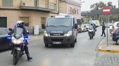 Un furg&oacute;n de la polic&iacute;a traslada a Manuel Lebr&oacute;n a los juzgados de Dos Hermanas, este jueves.