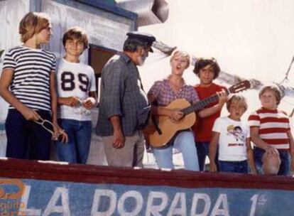 La pandilla de <i>Verano Azul</i>, en el capítulo en el que se atrincheran en el barco de Chanquete.