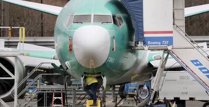 En esta foto de archivo, un trabajador revisa un Boeing 737 Max en Renton, Washington (Estados Unidos).