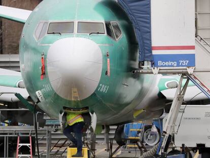 En esta foto de archivo, un trabajador revisa un Boeing 737 Max en Renton, Washington (Estados Unidos). 