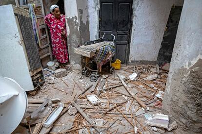 Una mujer contempla los daños causados en una vivienda tras el terremoto, en la ciudad de Marraquech.