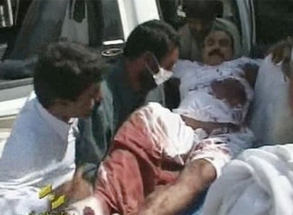 Traslado de uno de los heridos al hospital de Pishin, en una imagen de la televisión iraní Al Alam.