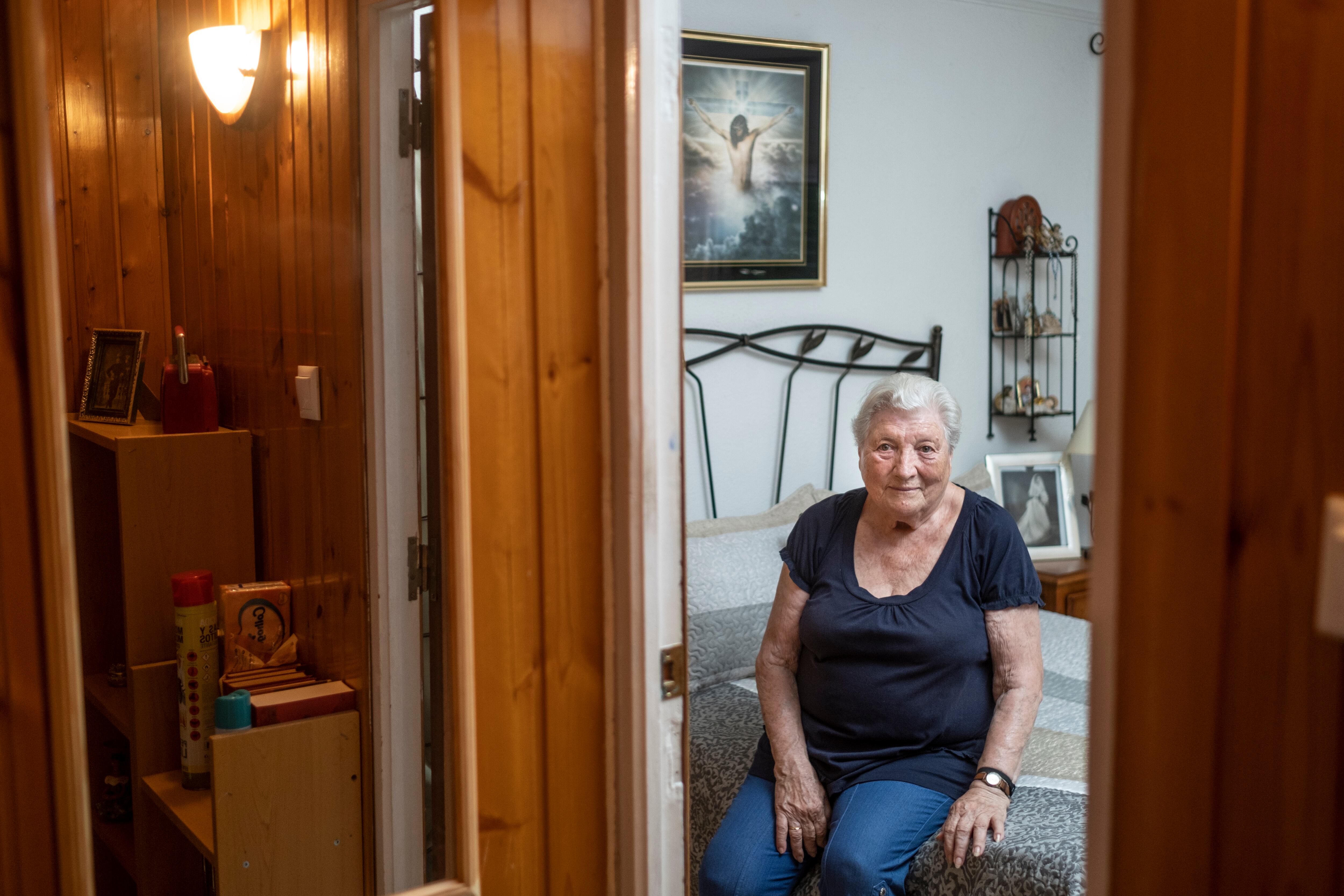 Monserrat, en en el dormitorio de su casa.