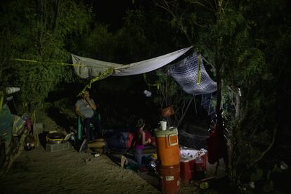 Familiares de los mineros atrapados esperan noticias sobre el rescate en un campamento improvisado a las puertas de la mina. 