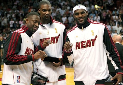 Wade, Bosh y LeBron posan con los anillos de 2014.